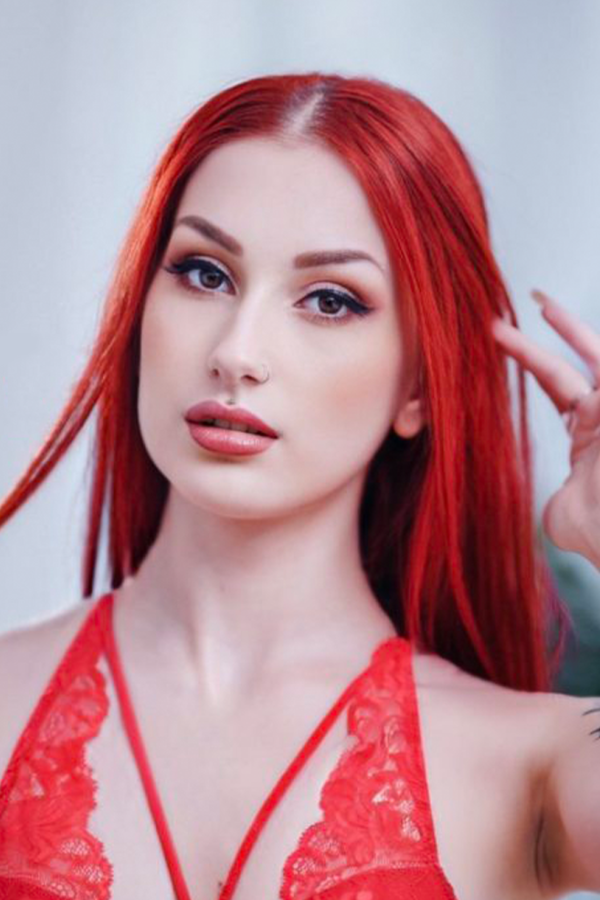 Follow Gigi Rouge on Paysites